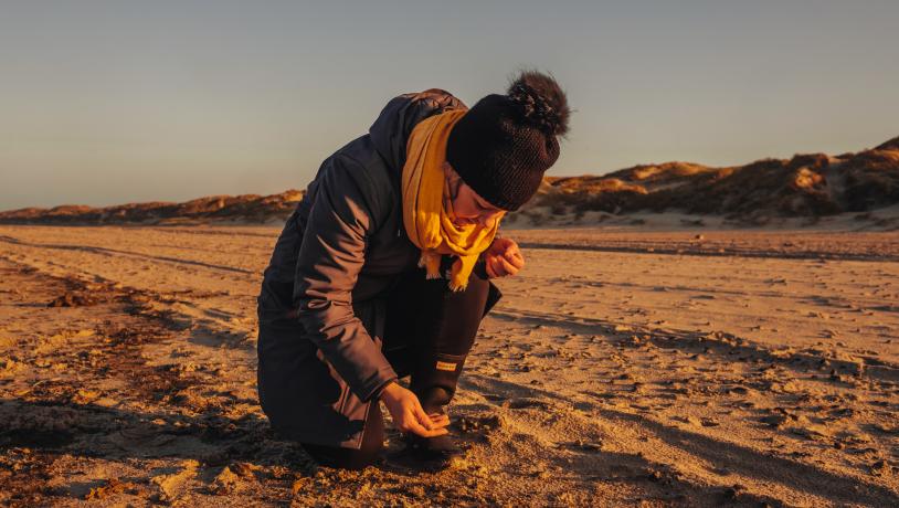 Pige på strand