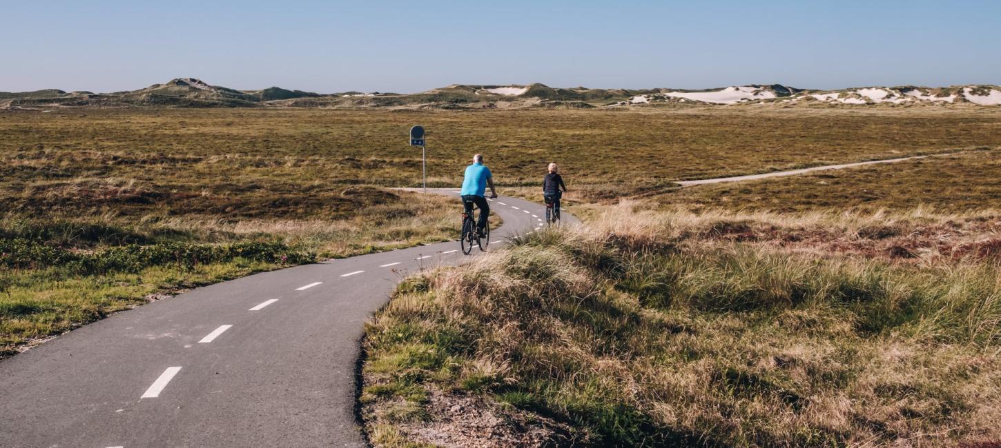 To cyklister på en cykelsti i Hvide Sande