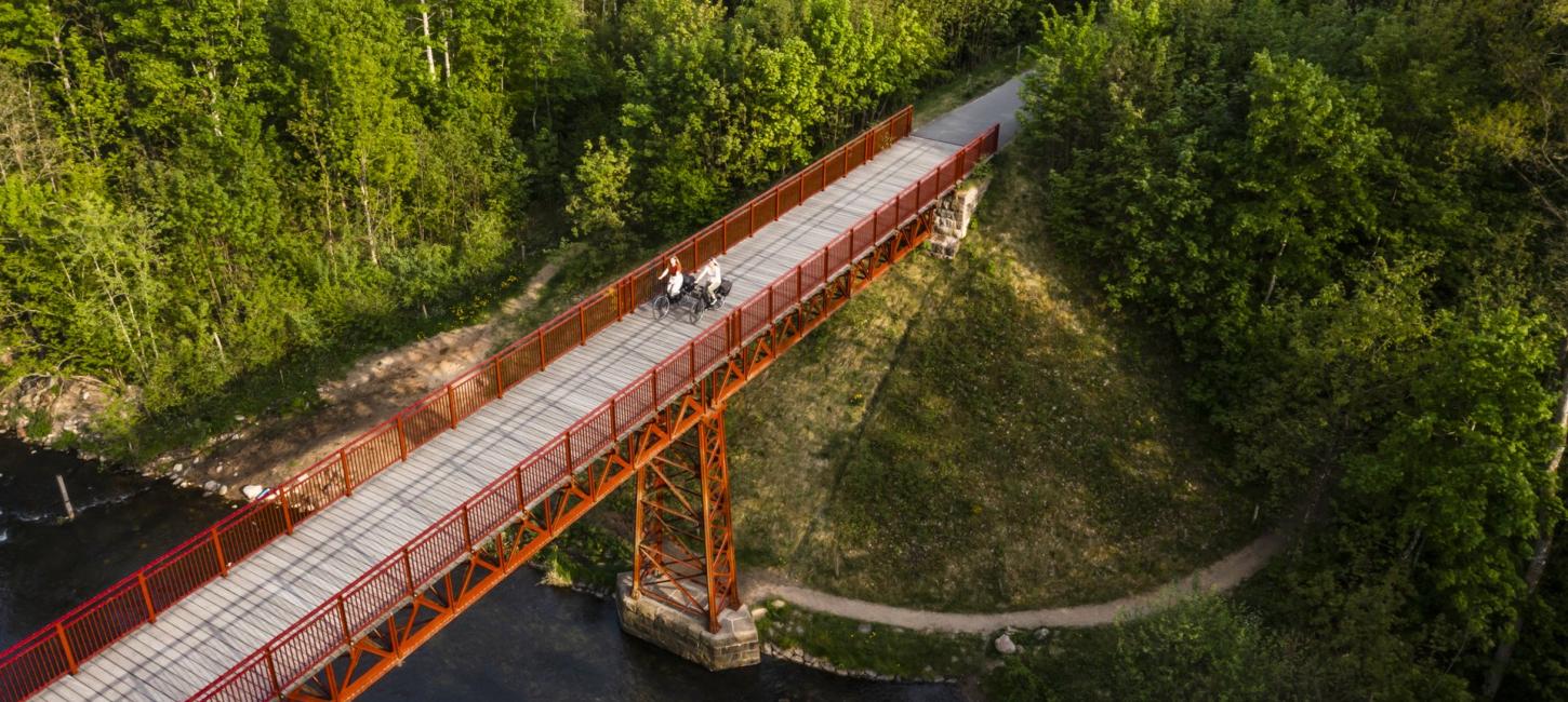 Den genfundne bro med to cyklister