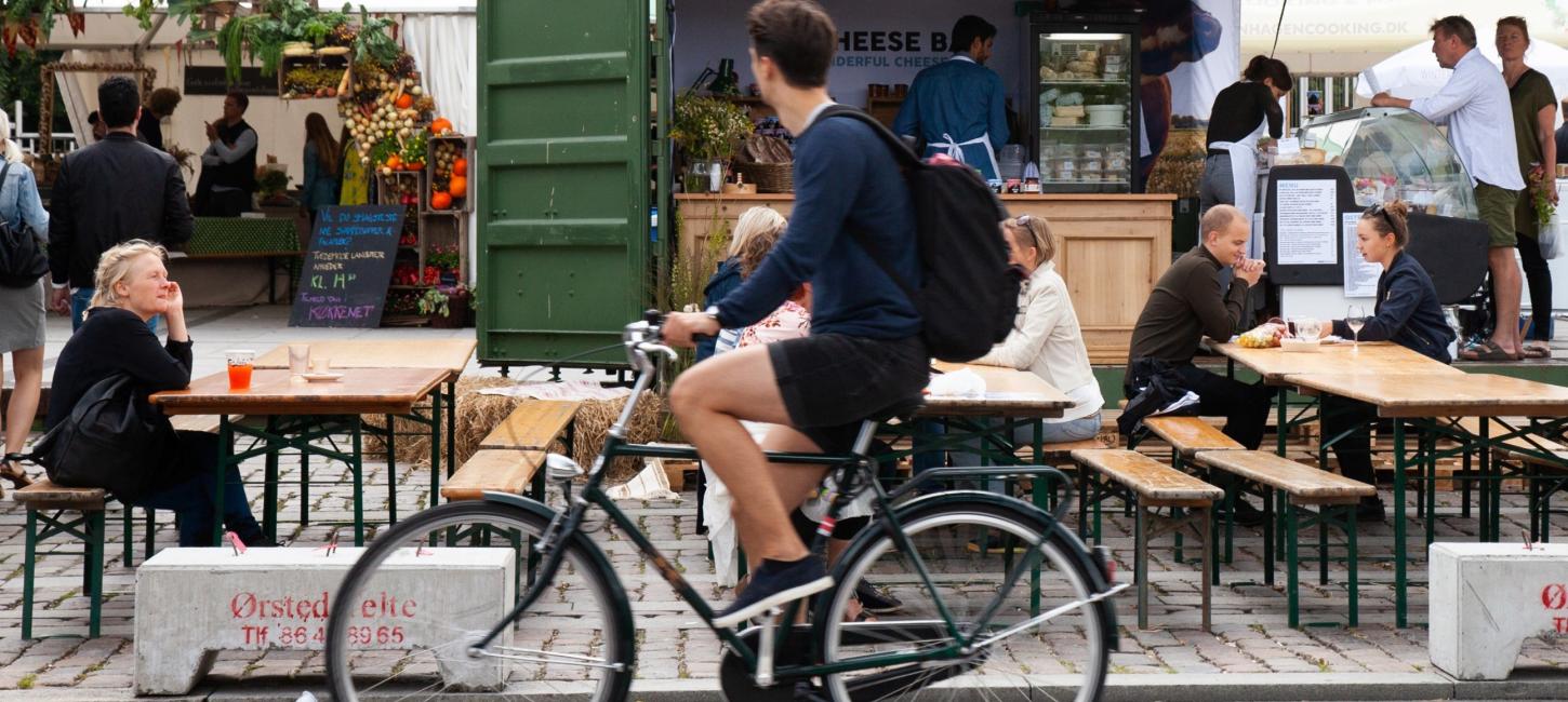 biking-past-street-food-in-copenhagen_©Kim Wyon