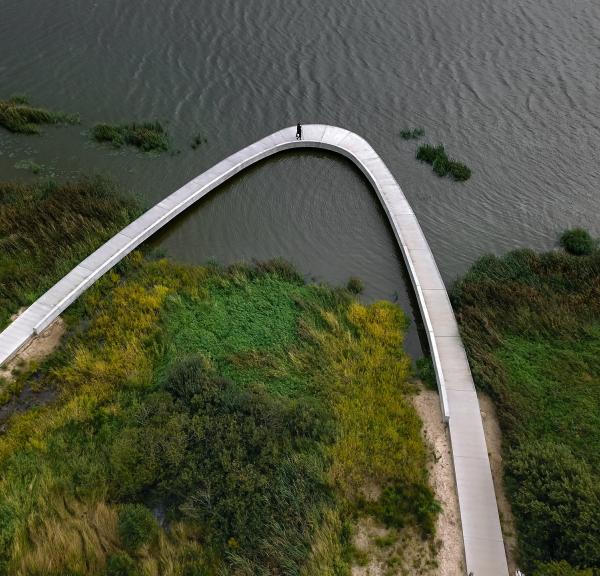 Luftfoto af en bro der går ud i vandet